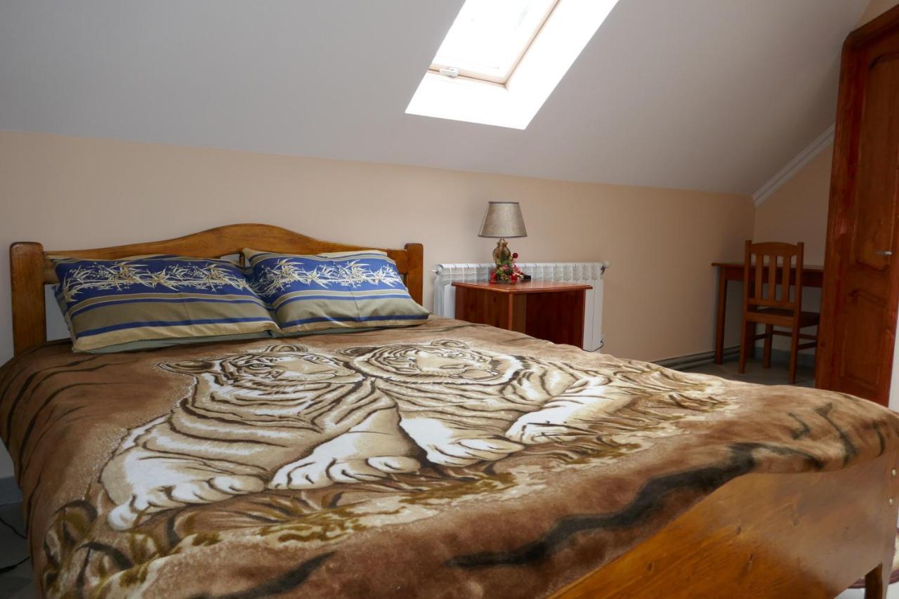 Лелека Guest House Dilyatyn Екстериор снимка
