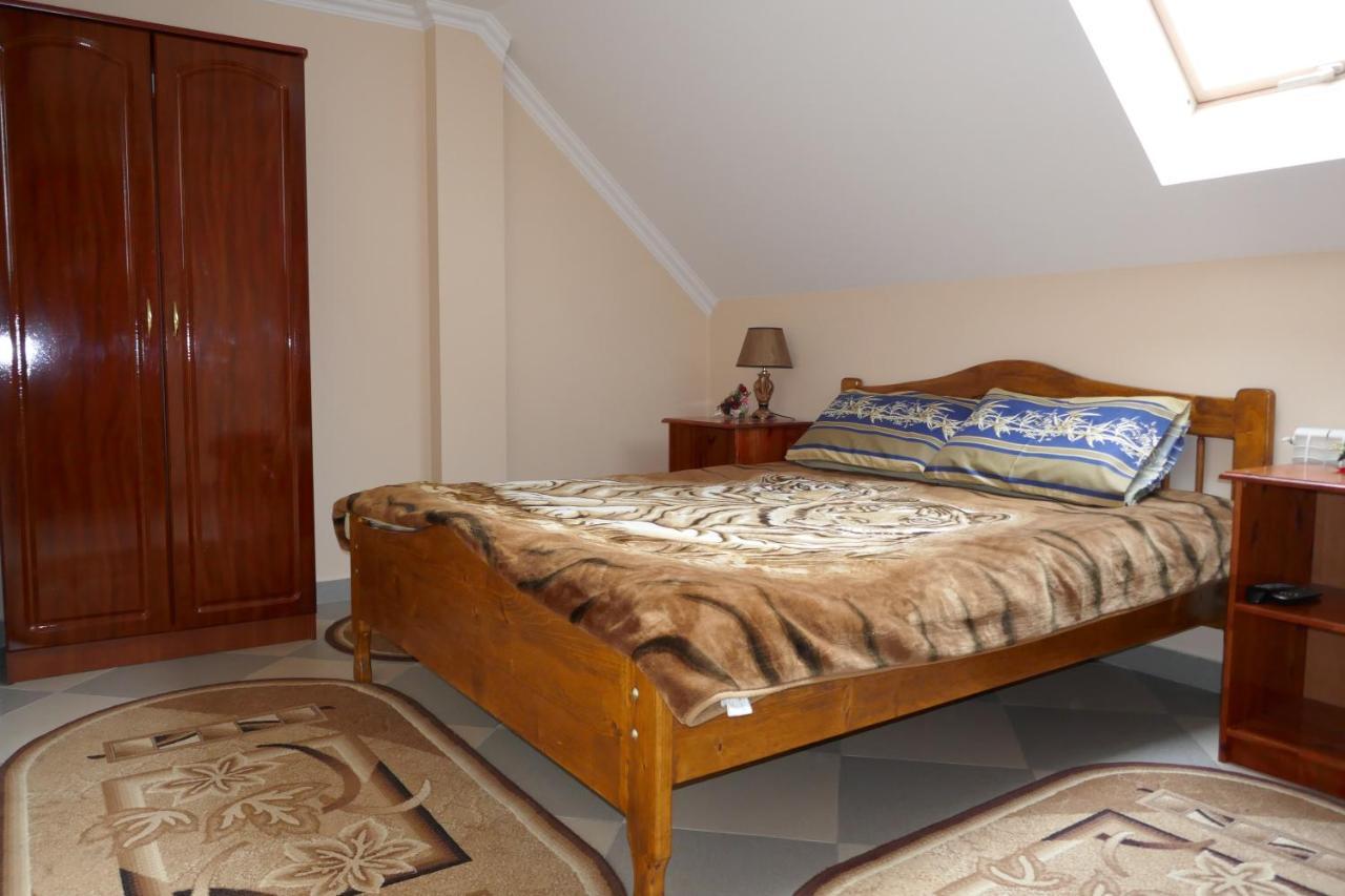 Лелека Guest House Dilyatyn Екстериор снимка