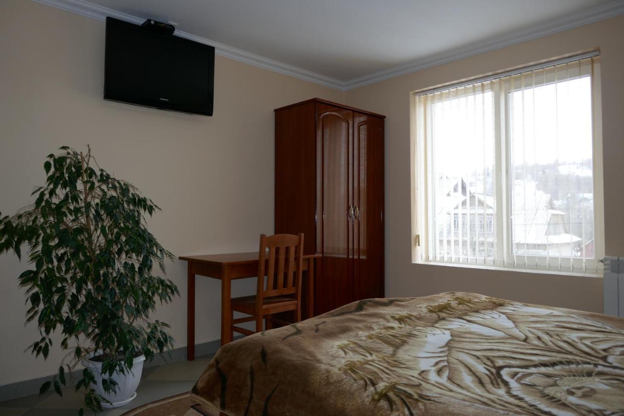 Лелека Guest House Dilyatyn Екстериор снимка