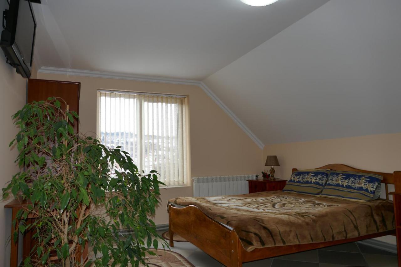 Лелека Guest House Dilyatyn Екстериор снимка