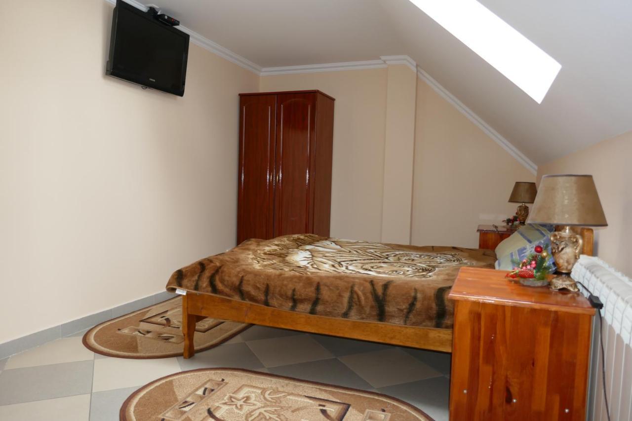 Лелека Guest House Dilyatyn Екстериор снимка